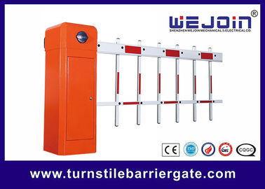 Các rào cản giao thông đường sắt nhà ở với dấu hiệu cảnh báo ánh sáng màu da cam